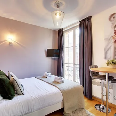 Short Group Museum View Serviced 3* パリ