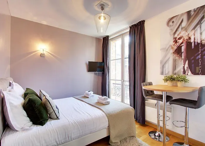 Short Group Museum View Serviced 3* Paris