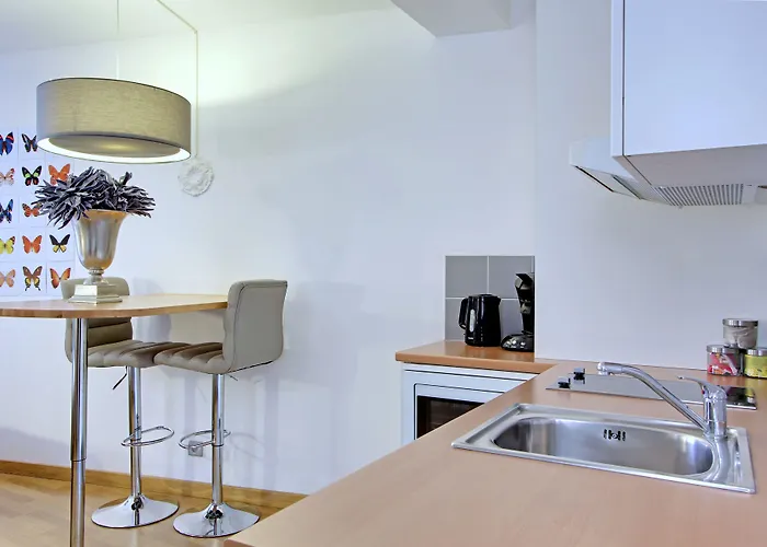 Short Group Museum View Serviced 3*