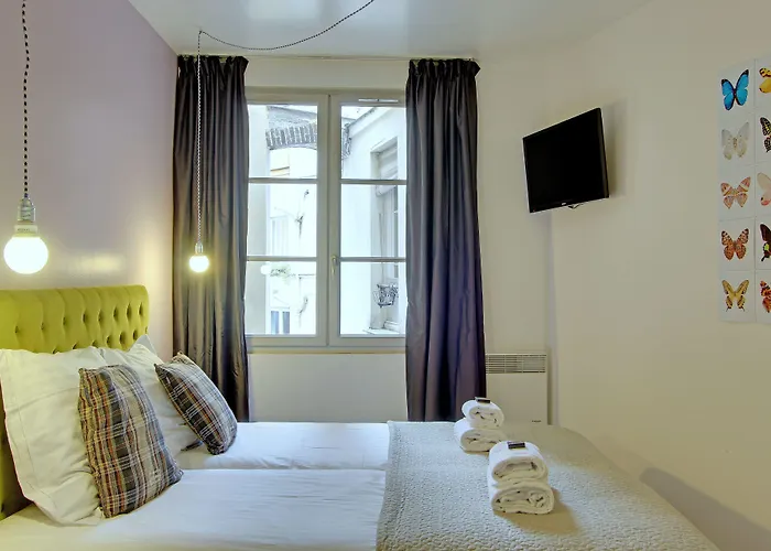 Short Group Museum View Serviced 3* Paris